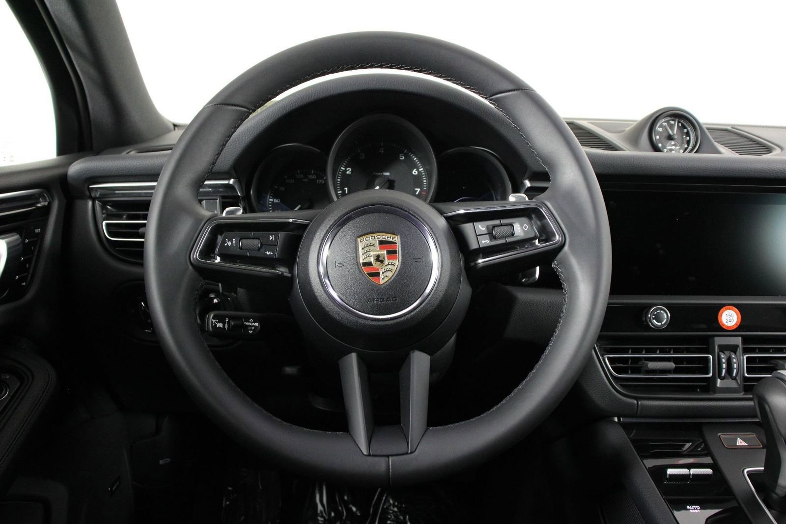 Certified 2025 Porsche Macan AWD/4WD image 12