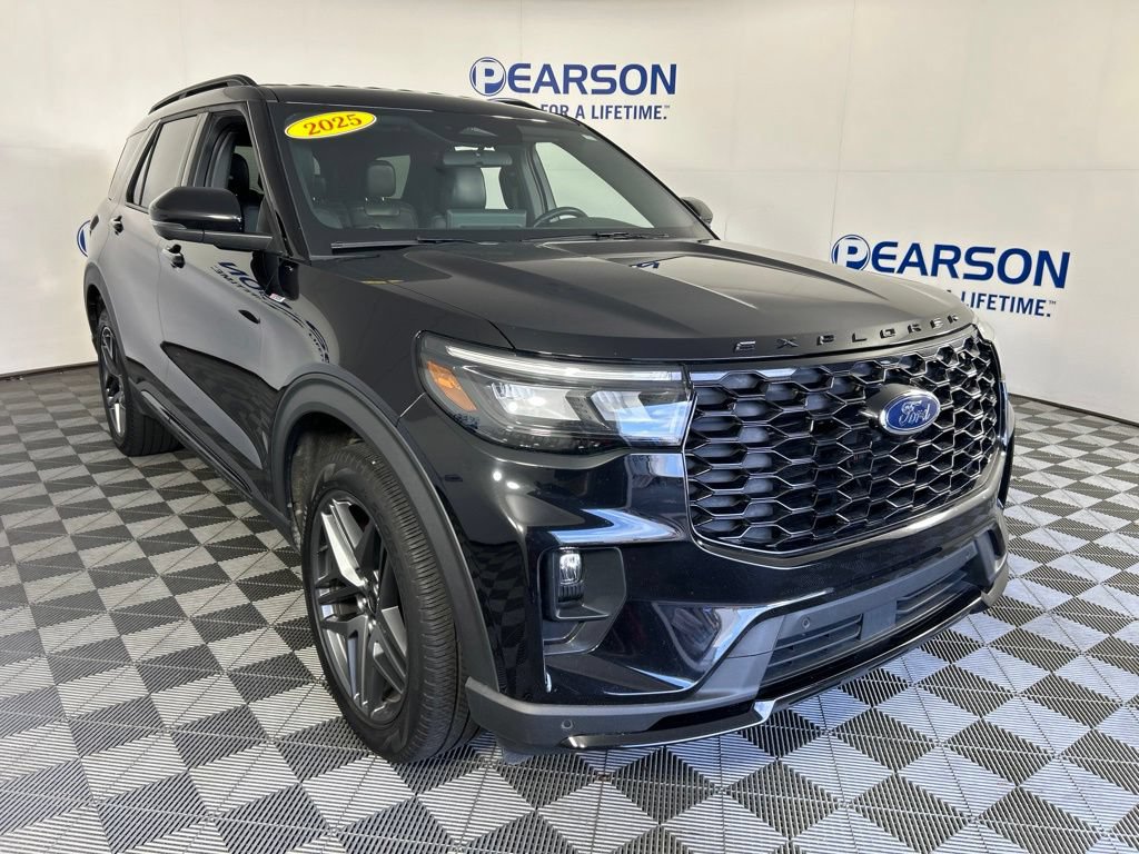 Used 2025 Ford Explorer ST-Line w/ ST-Line Street Pack AWD/4WD image 3