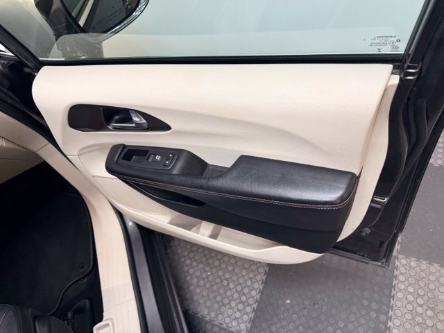 Used 2018 Chrysler Pacifica Touring-L Plus w/ Advanced Safetytec Group FWD image 31