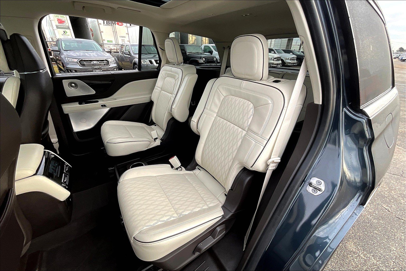Used 2021 Lincoln Aviator Black Label Grand Touring w/ Class IV Trailer Tow Package AWD/4WD image 17