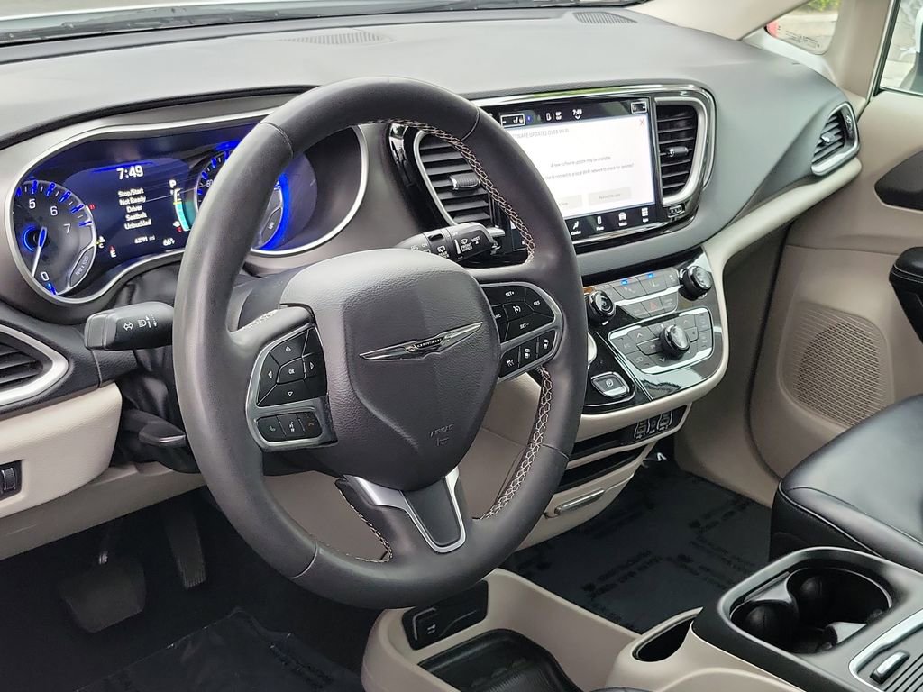 Used 2023 Chrysler Pacifica Touring-L image 3