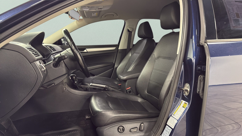 Used 2015 Volkswagen Passat 1.8T Wolfsburg Edition image 16