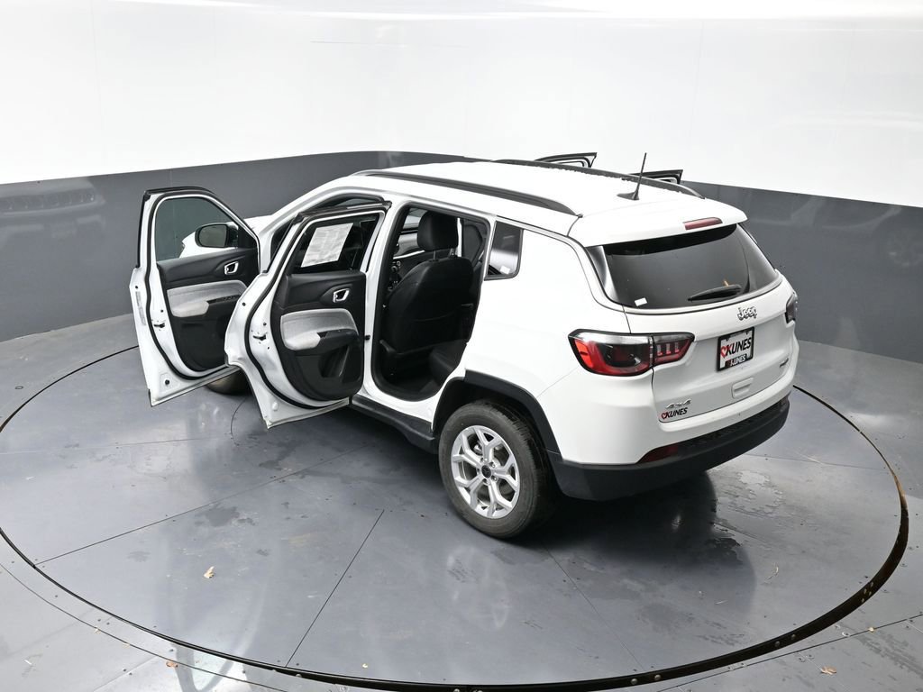 Used 2025 Jeep Compass Latitude AWD/4WD image 35