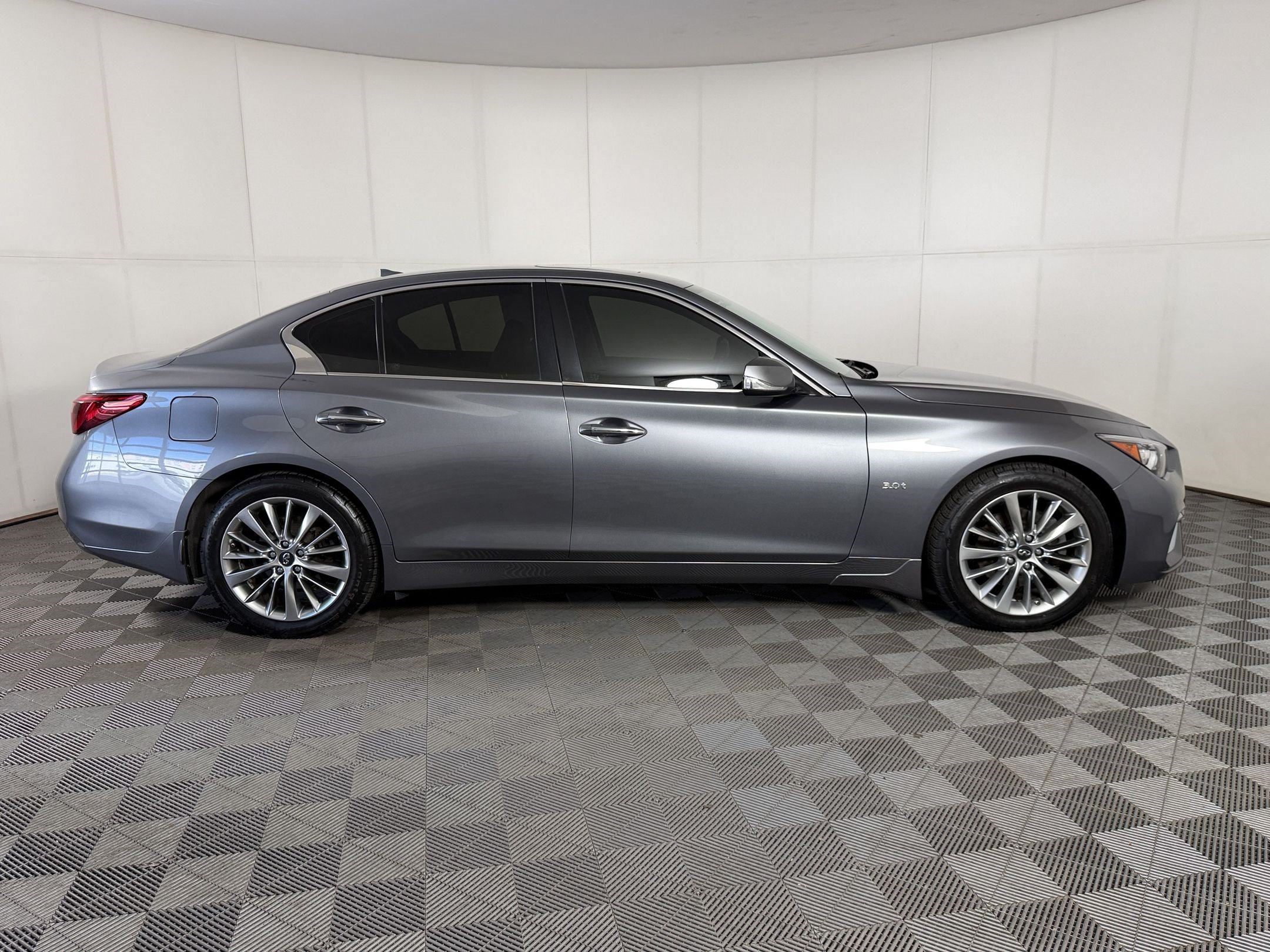 Used 2018 INFINITI Q50 Luxe w/ Essential Package (3.0T Luxe) AWD/4WD image 8