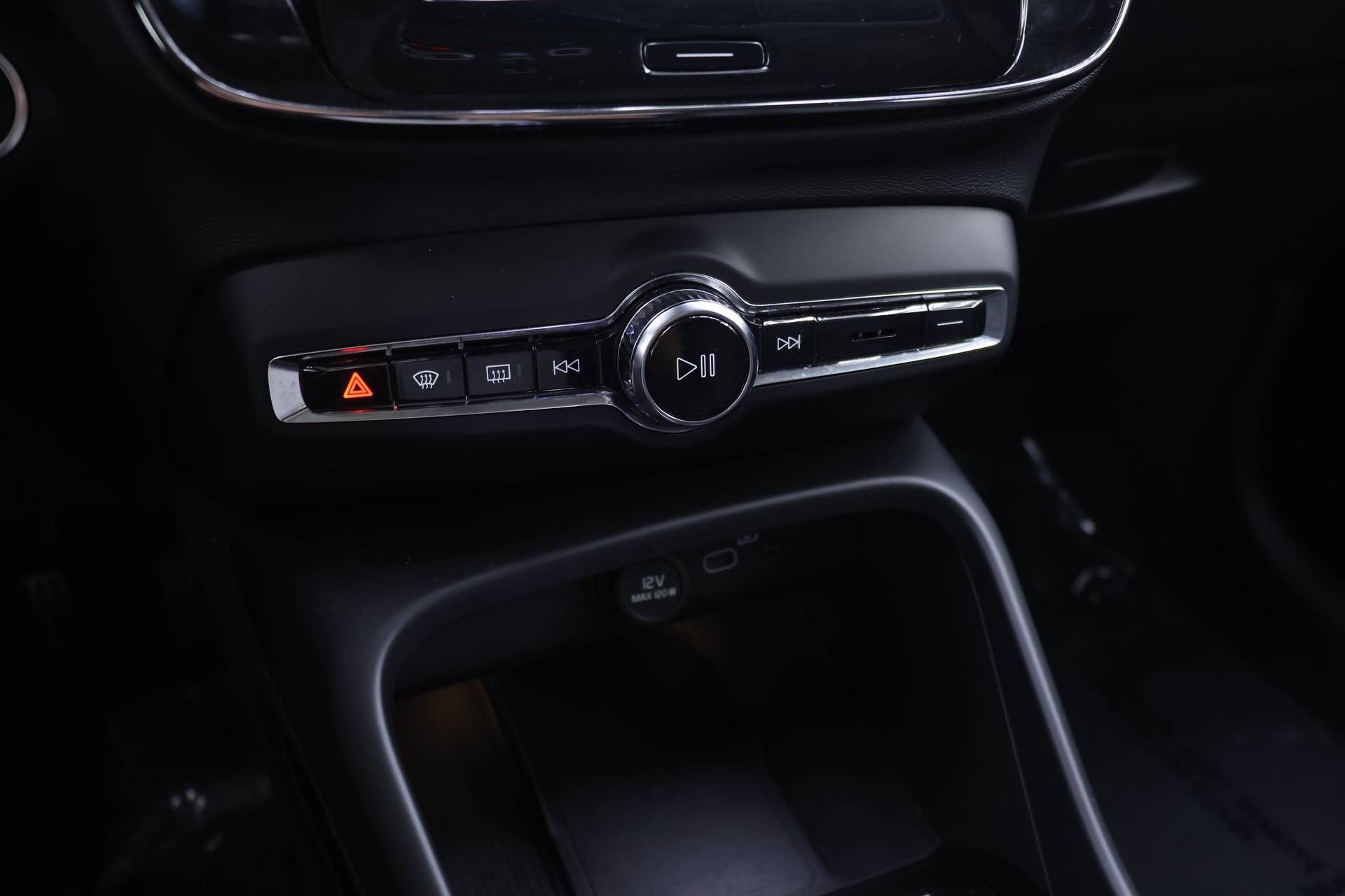 Certified 2024 Volvo XC40 B5 Plus w/ Climate Package AWD/4WD image 9