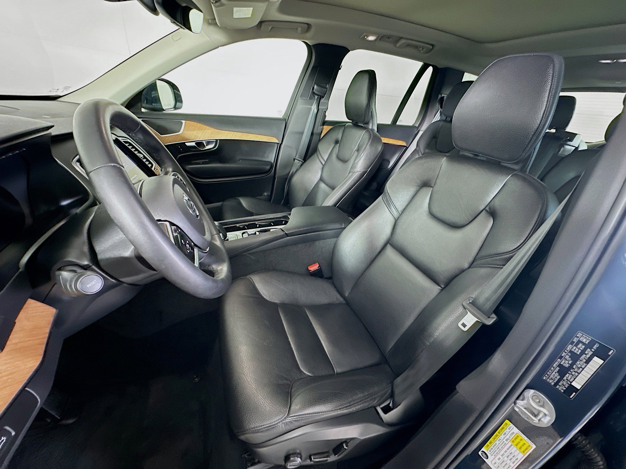 Used 2023 Volvo XC90 B6 Plus image 13