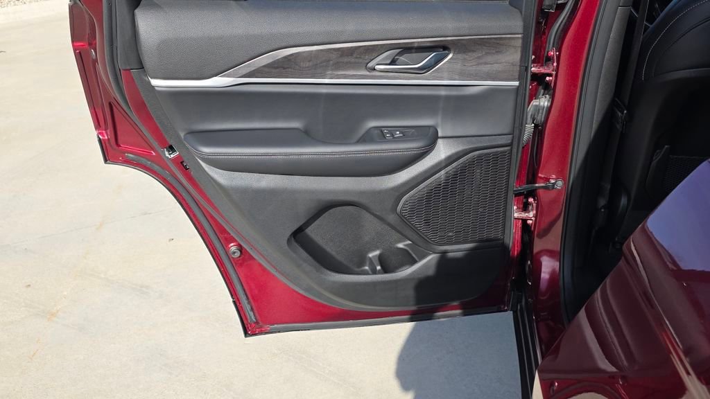 Used 2025 Jeep Grand Cherokee Limited w/ Black Appearance Package image 21