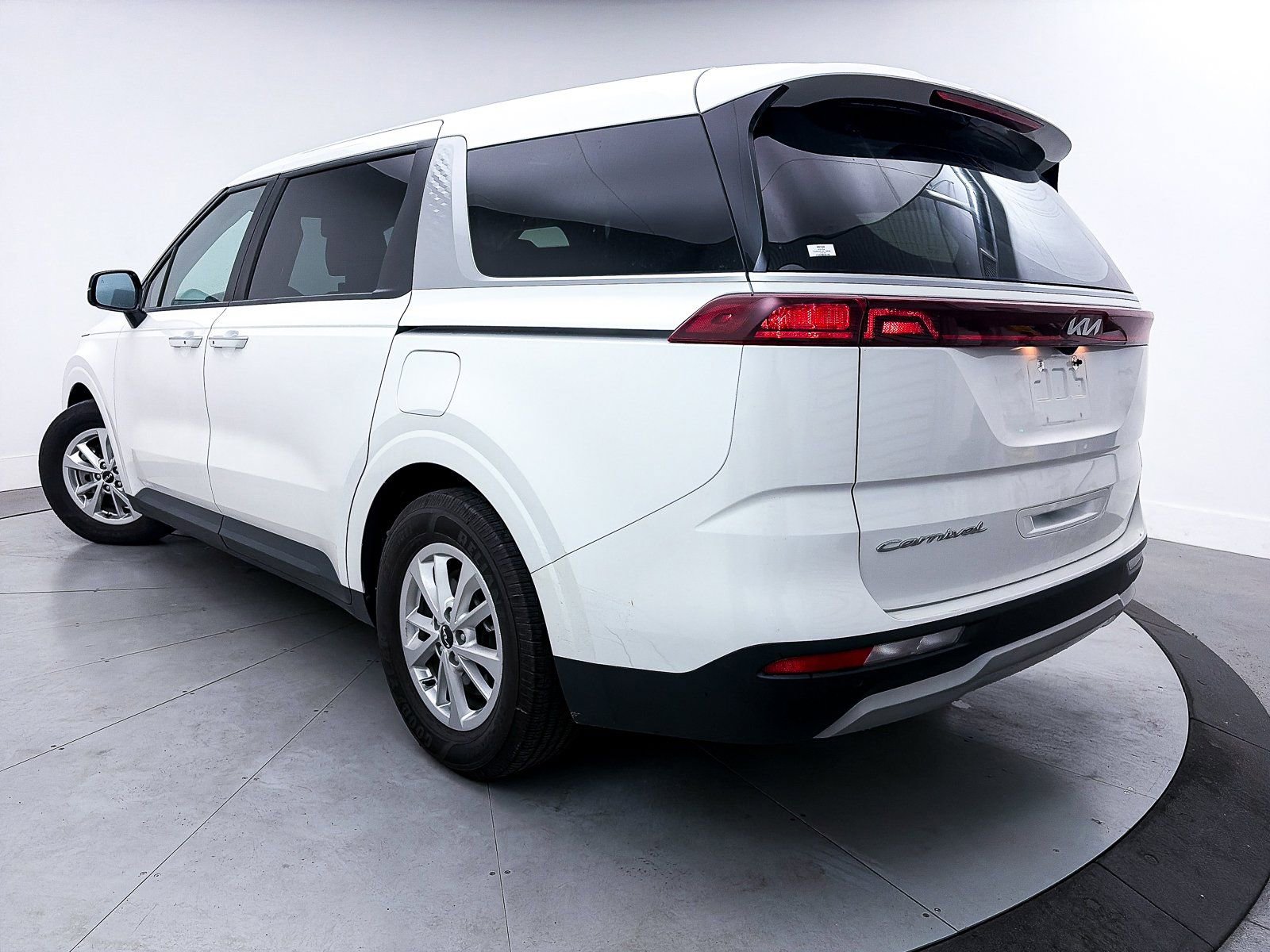 Used 2022 Kia Carnival LX image 2