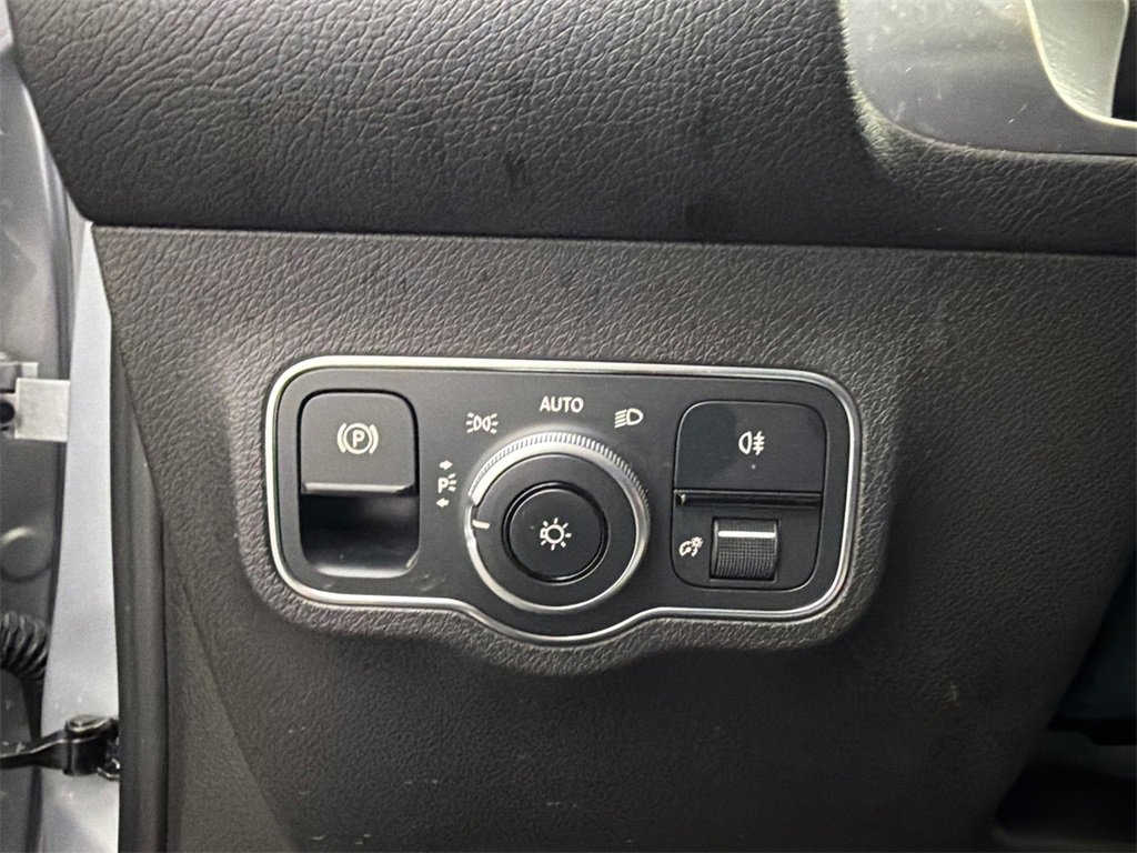 Used 2021 Mercedes-Benz GLB 250 image 34