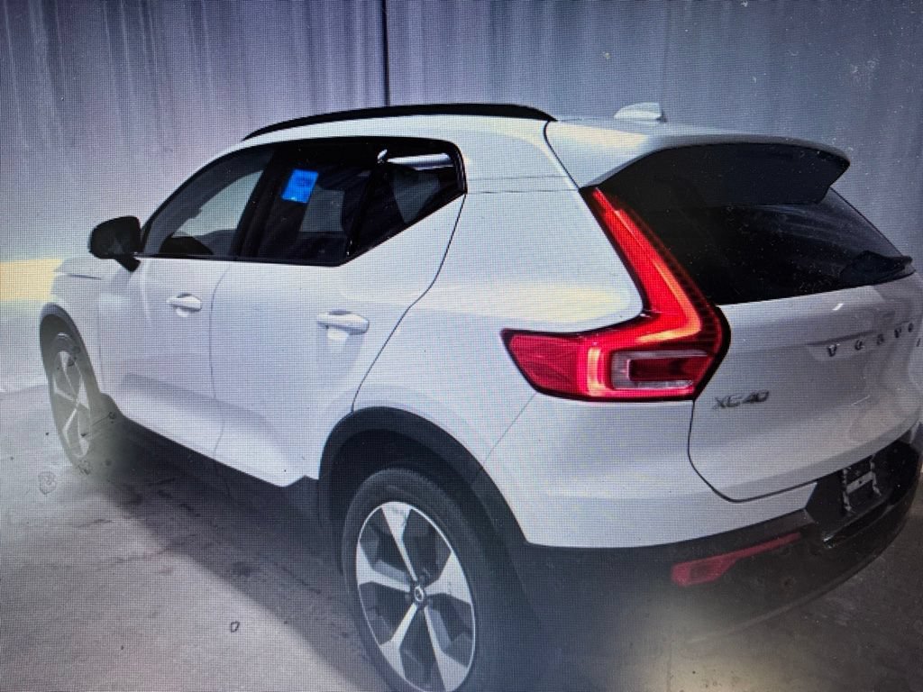 Used 2023 Volvo XC40 B4 Ultimate FWD image 2