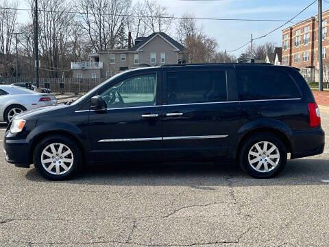 Used 2011 Chrysler Town & Country Touring-L w/ Entertainment Group #2 image 7