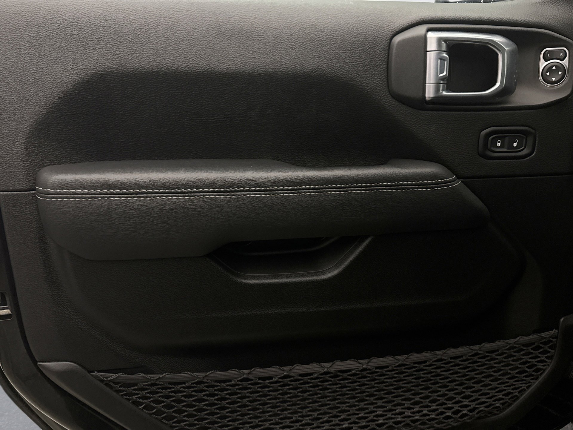 Used 2022 Jeep Wrangler Unlimited Sahara w/ Dual Top Group image 9