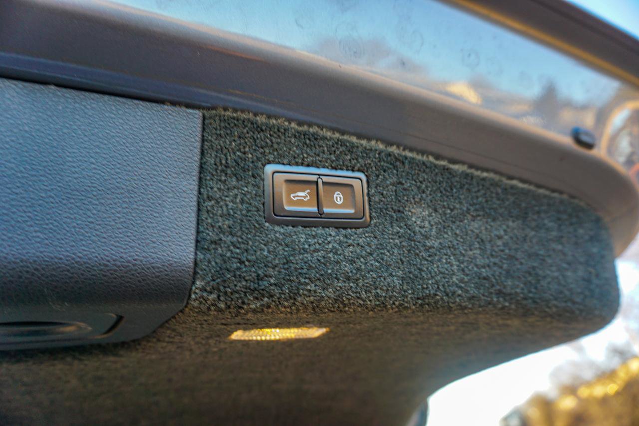 Used 2017 Bentley Bentayga image 32