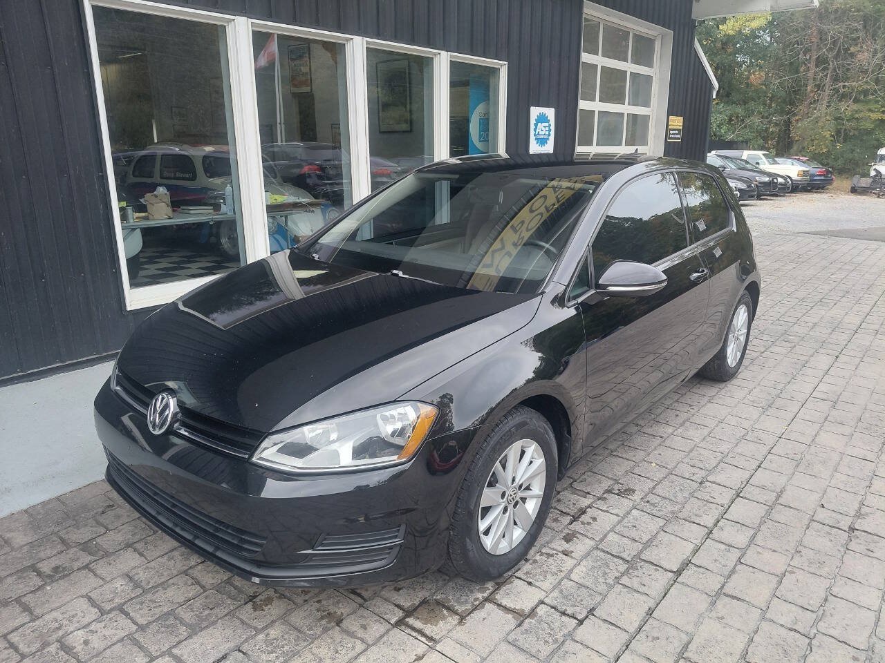Used 2015 Volkswagen Golf S FWD image 3