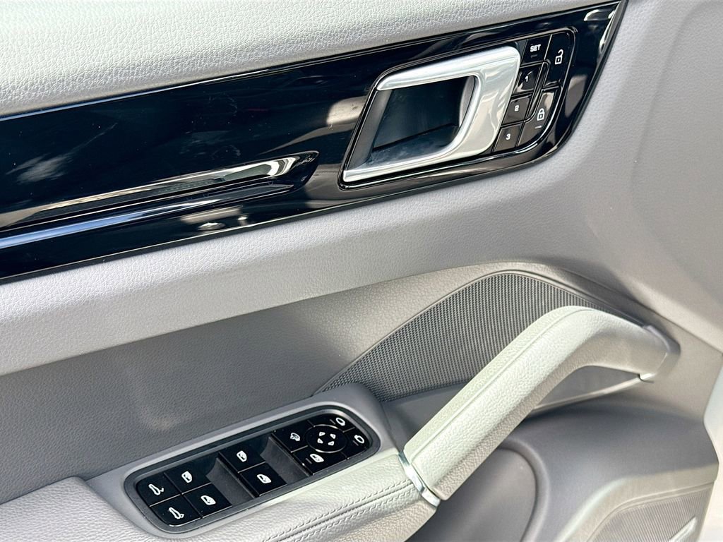 Used 2019 Porsche Cayenne Base image 19