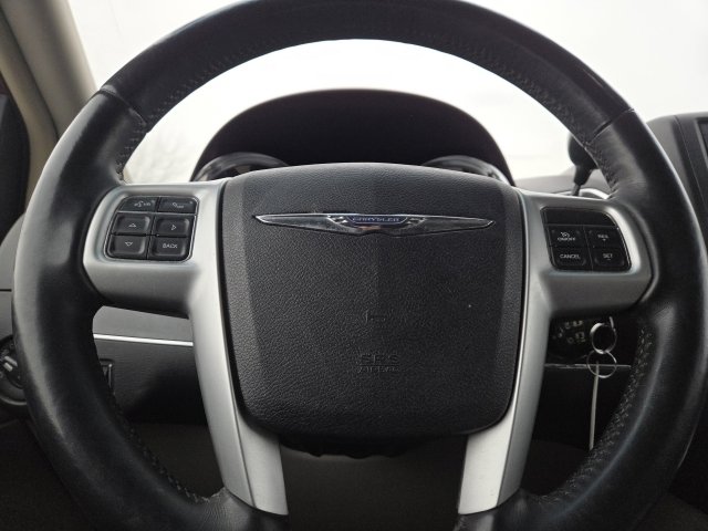 Used 2015 Chrysler Town & Country Touring w/ Driver Convenience Group image 16