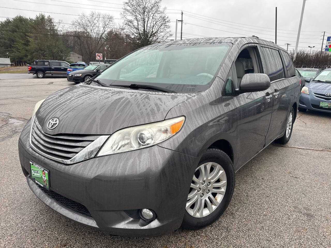 Used 2012 Toyota Sienna XLE image 1