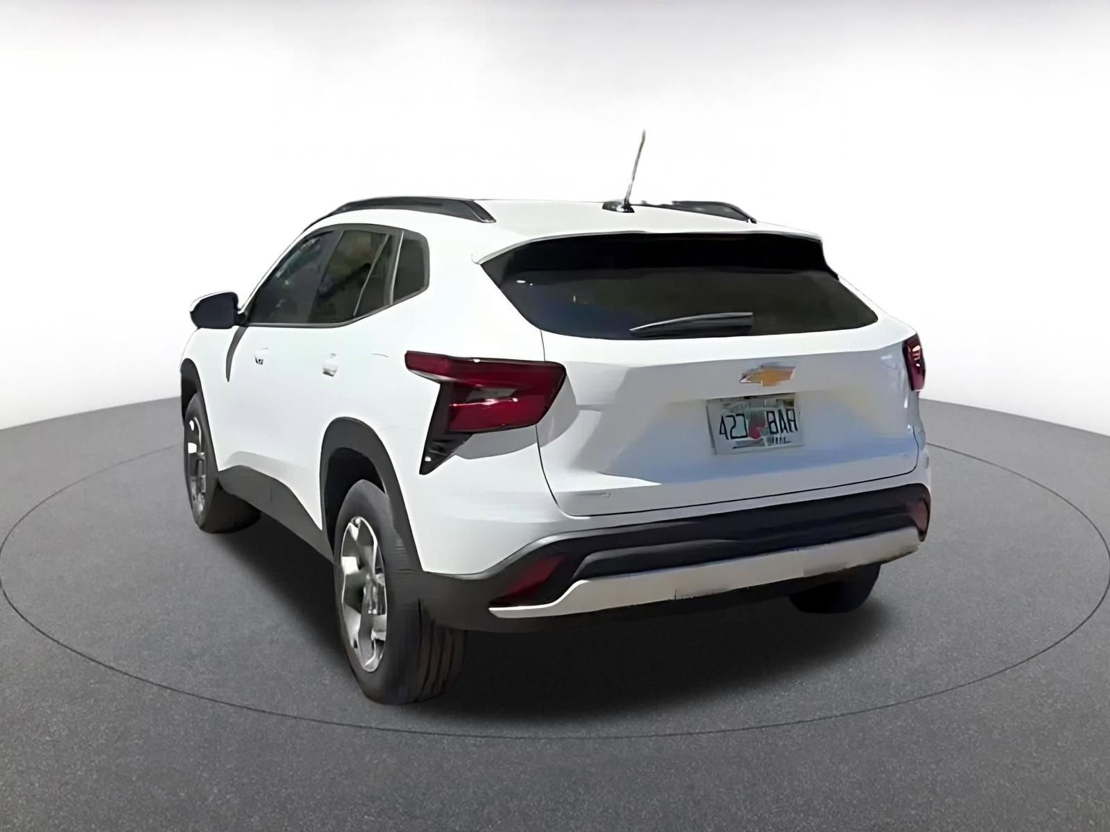 Used 2025 Chevrolet Trax LT FWD image 11