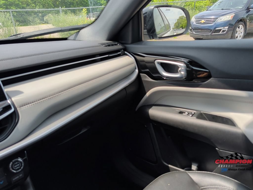 Used 2025 Jeep Compass Limited AWD/4WD image 16