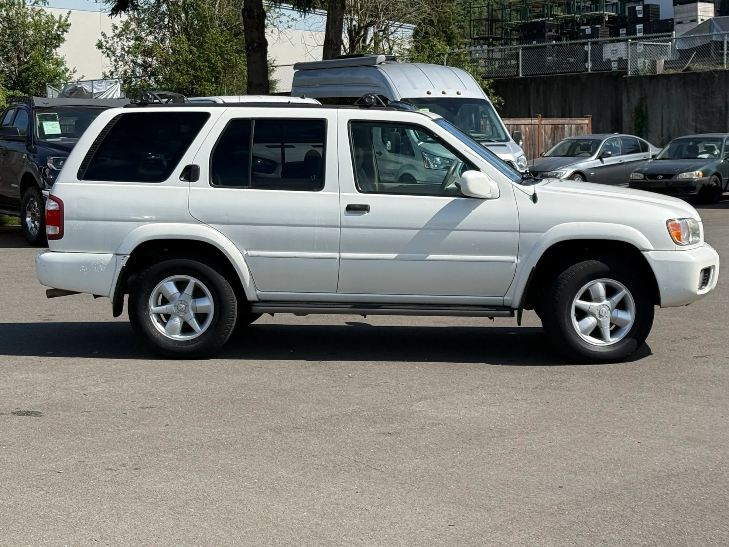 Used 2001 Nissan Pathfinder LE AWD/4WD image 8