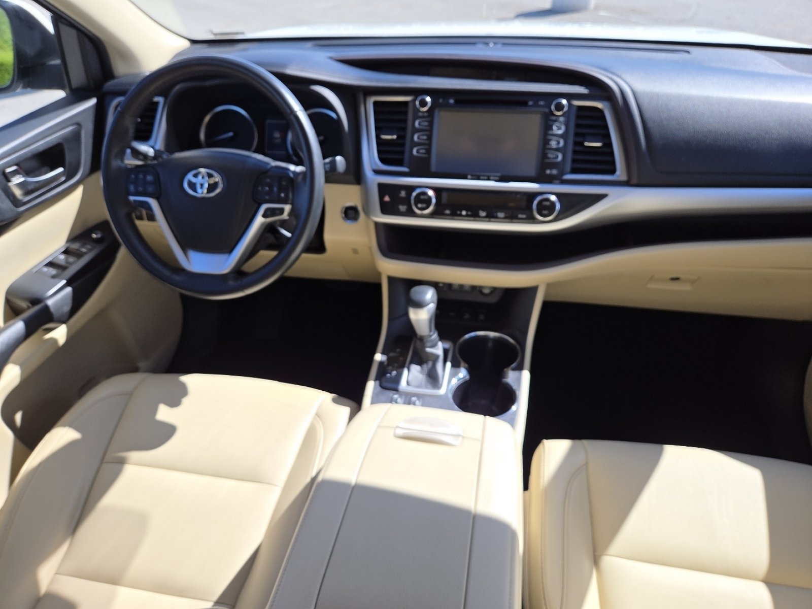 Used 2019 Toyota Highlander XLE AWD/4WD image 25