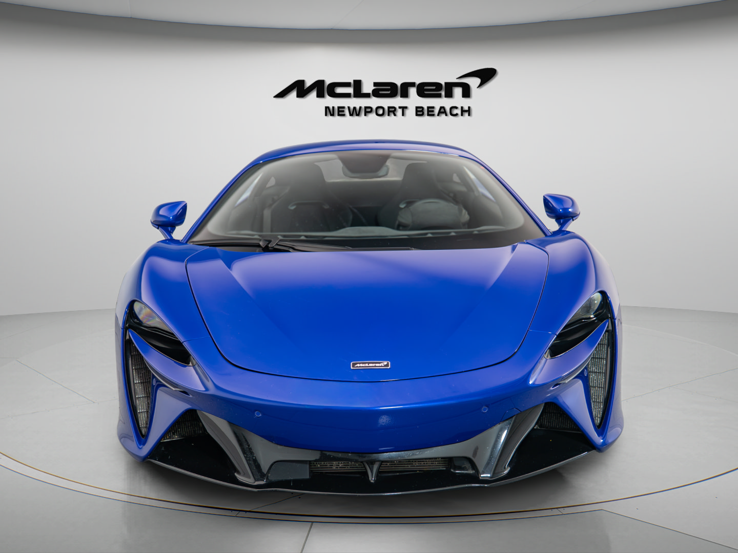 Used 2024 McLaren Artura RWD image 2
