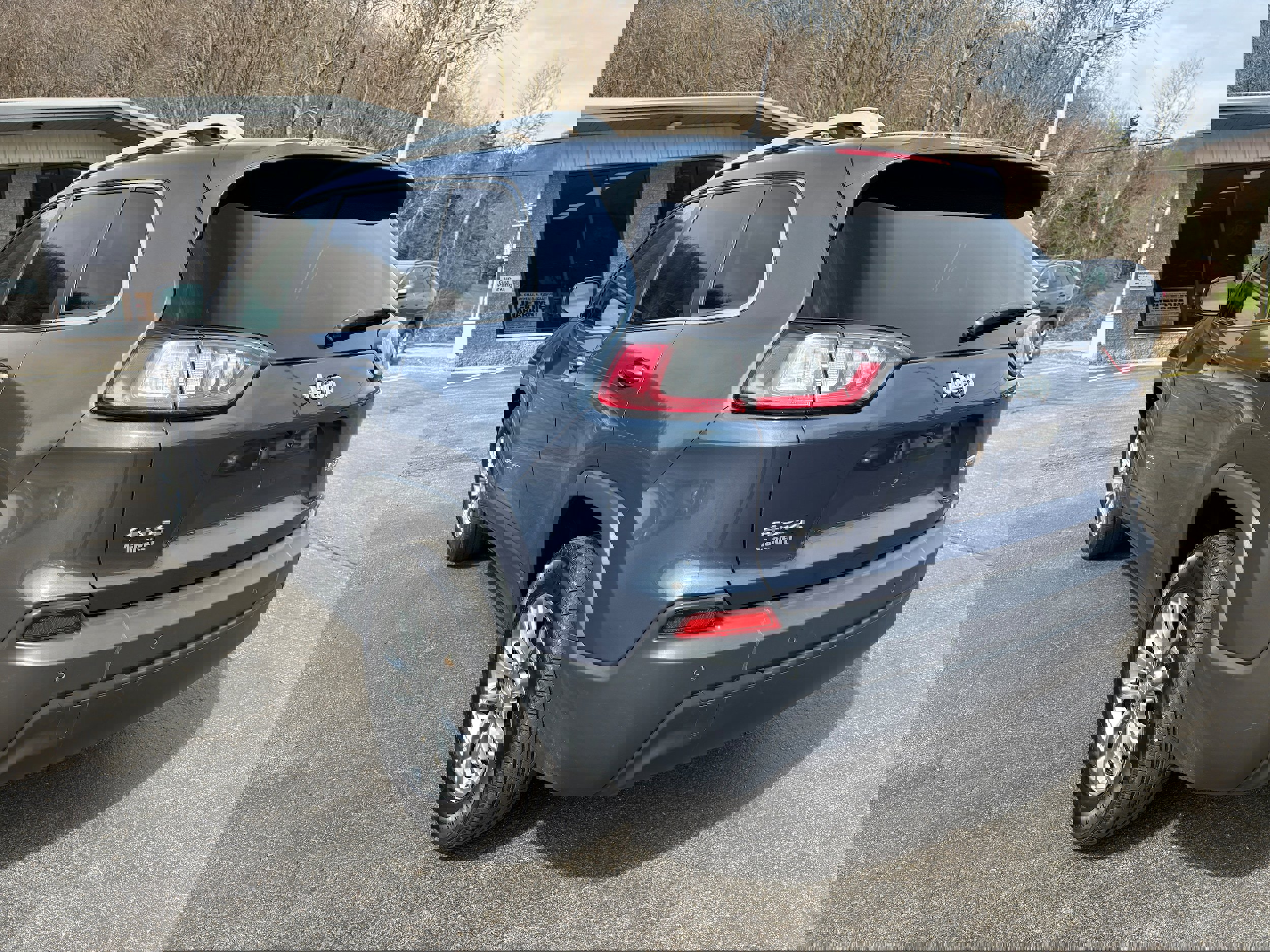 Used 2020 Jeep Cherokee Latitude Plus w/ Cold Weather Group image 4