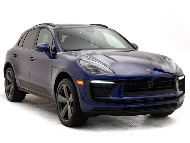 Certified 2025 Porsche Macan AWD/4WD image 30