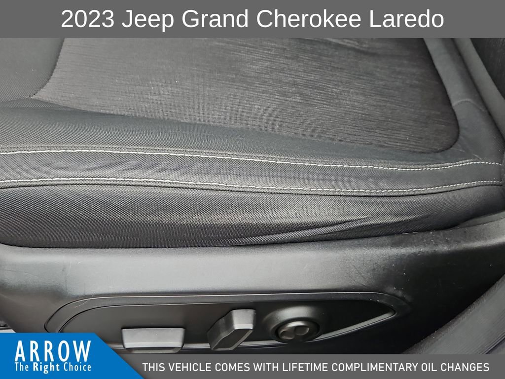Used 2023 Jeep Grand Cherokee Laredo AWD/4WD image 23