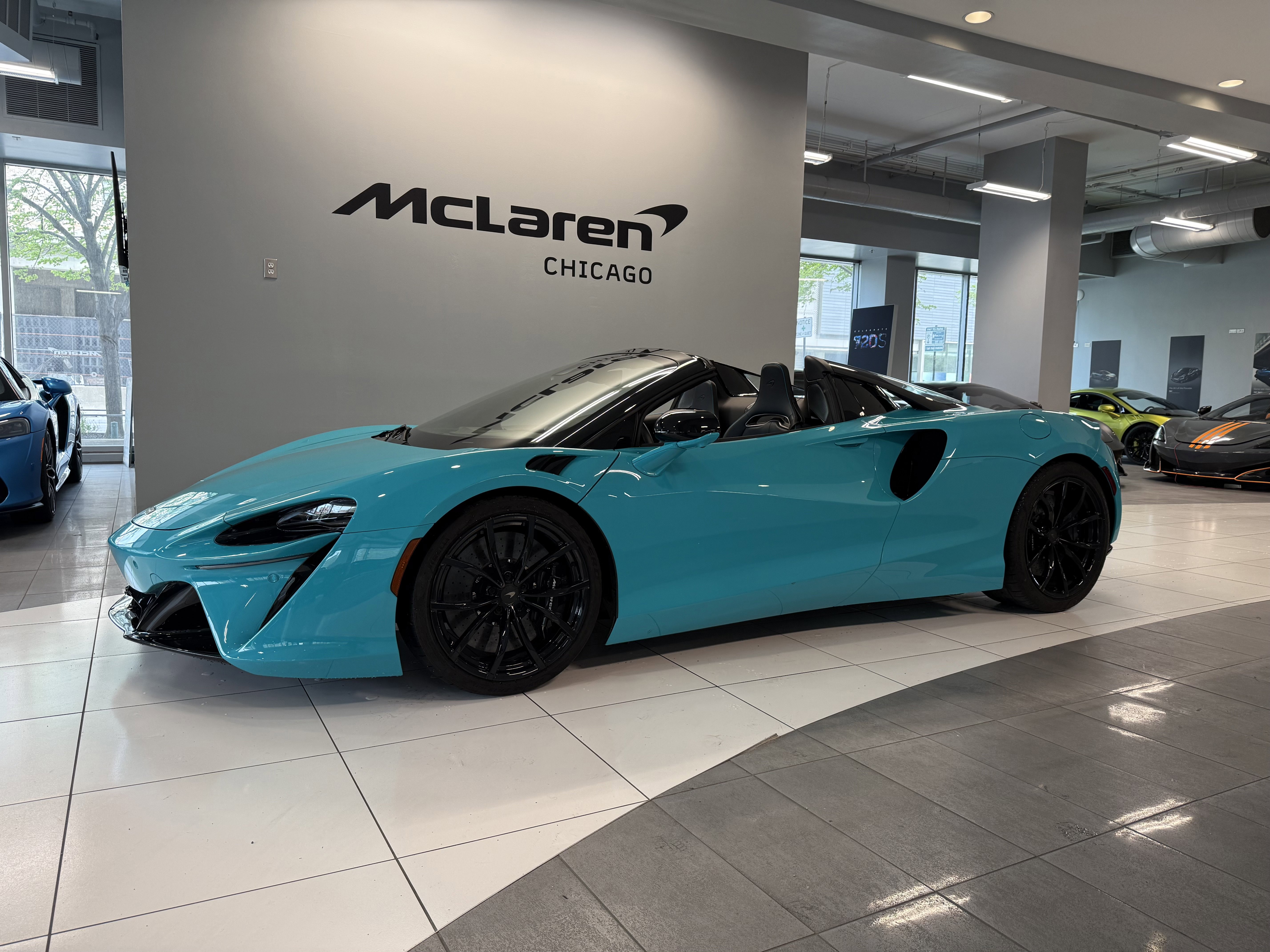 Used 2025 McLaren Artura Spider RWD image 3