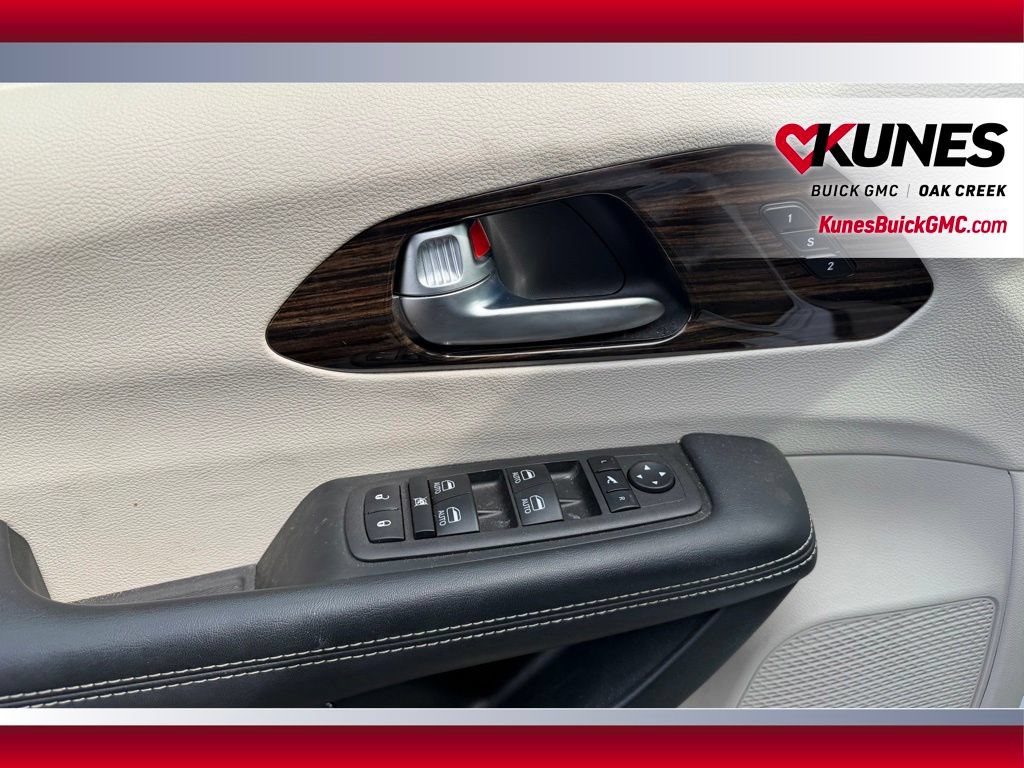 Used 2023 Chrysler Pacifica Limited FWD image 12