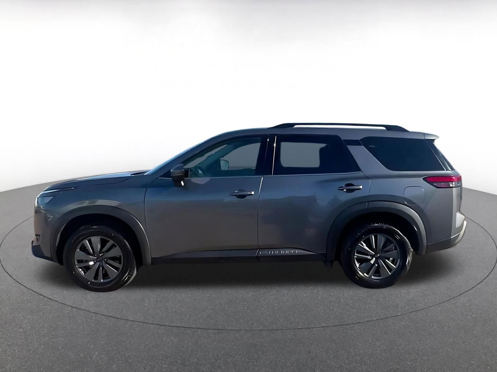 Used 2025 Nissan Pathfinder SV image 9