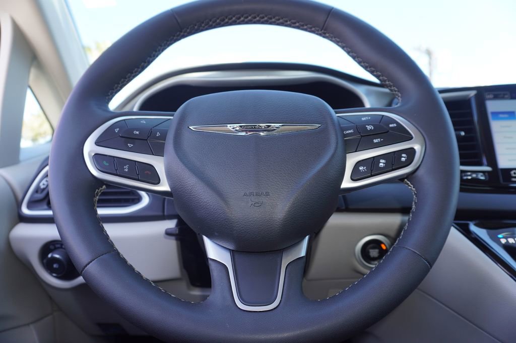 Used 2024 Chrysler Pacifica Touring-L FWD image 23