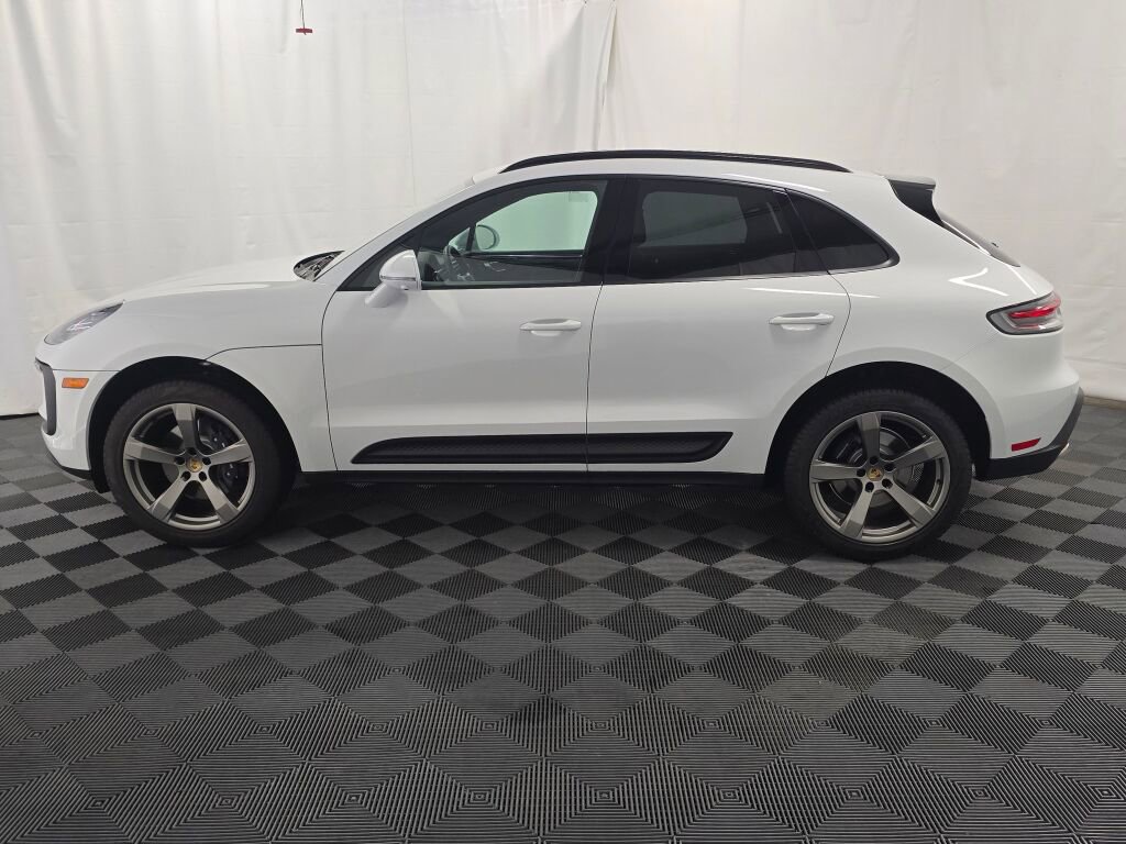 Certified 2025 Porsche Macan image 2