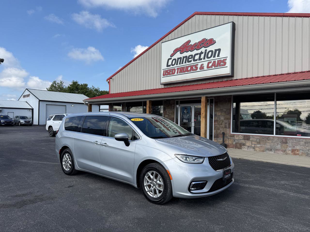 Used 2023 Chrysler Pacifica Touring-L FWD image 2