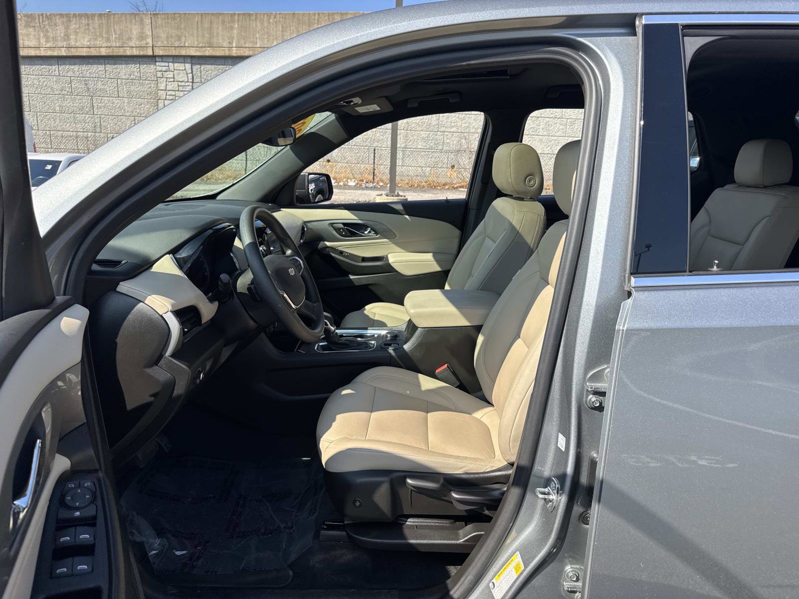 Used 2023 Chevrolet Traverse LS image 21