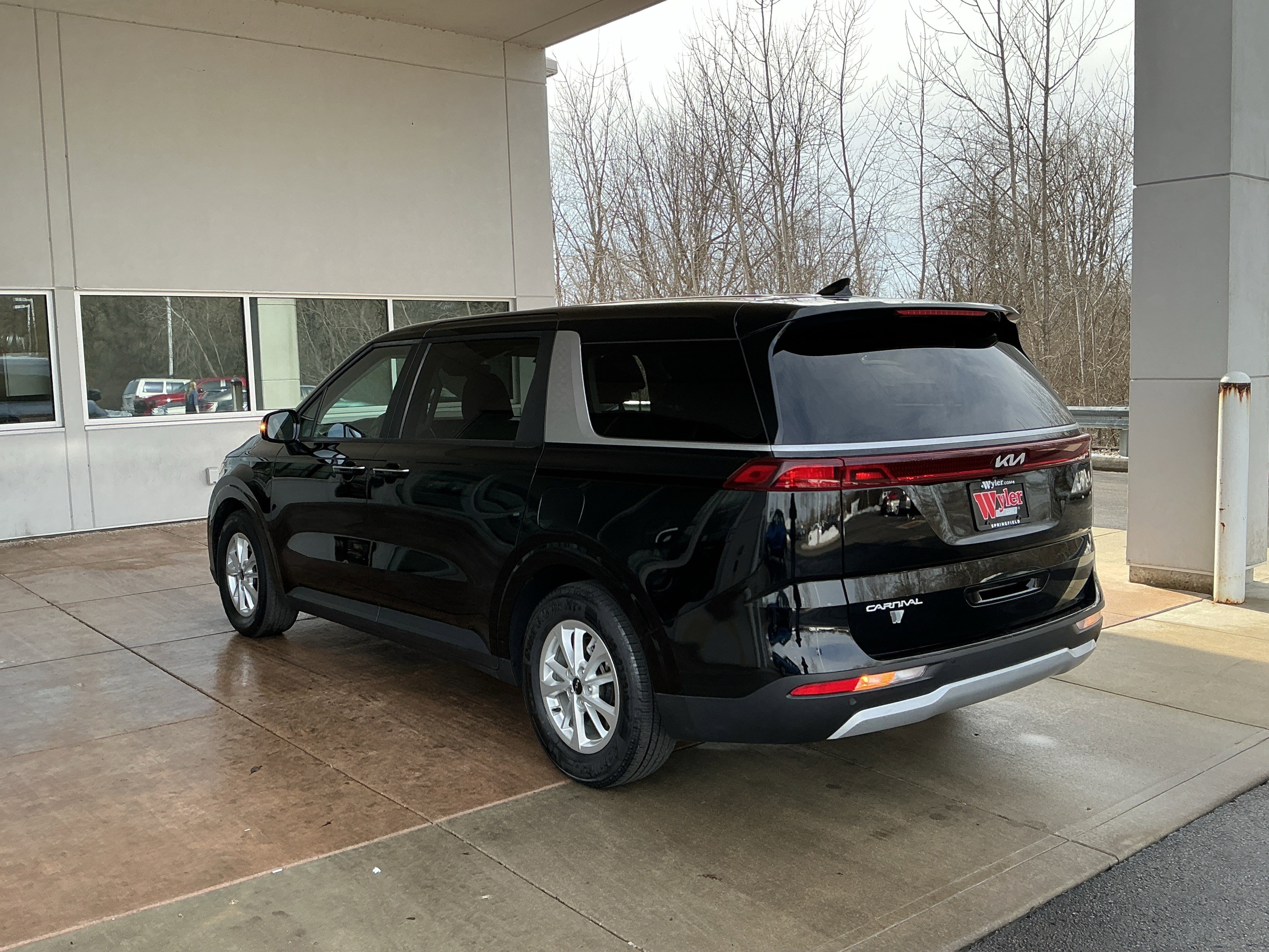 Used 2024 Kia Carnival LX image 20