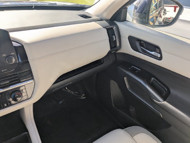 Used 2022 Nissan Pathfinder SL AWD/4WD image 14