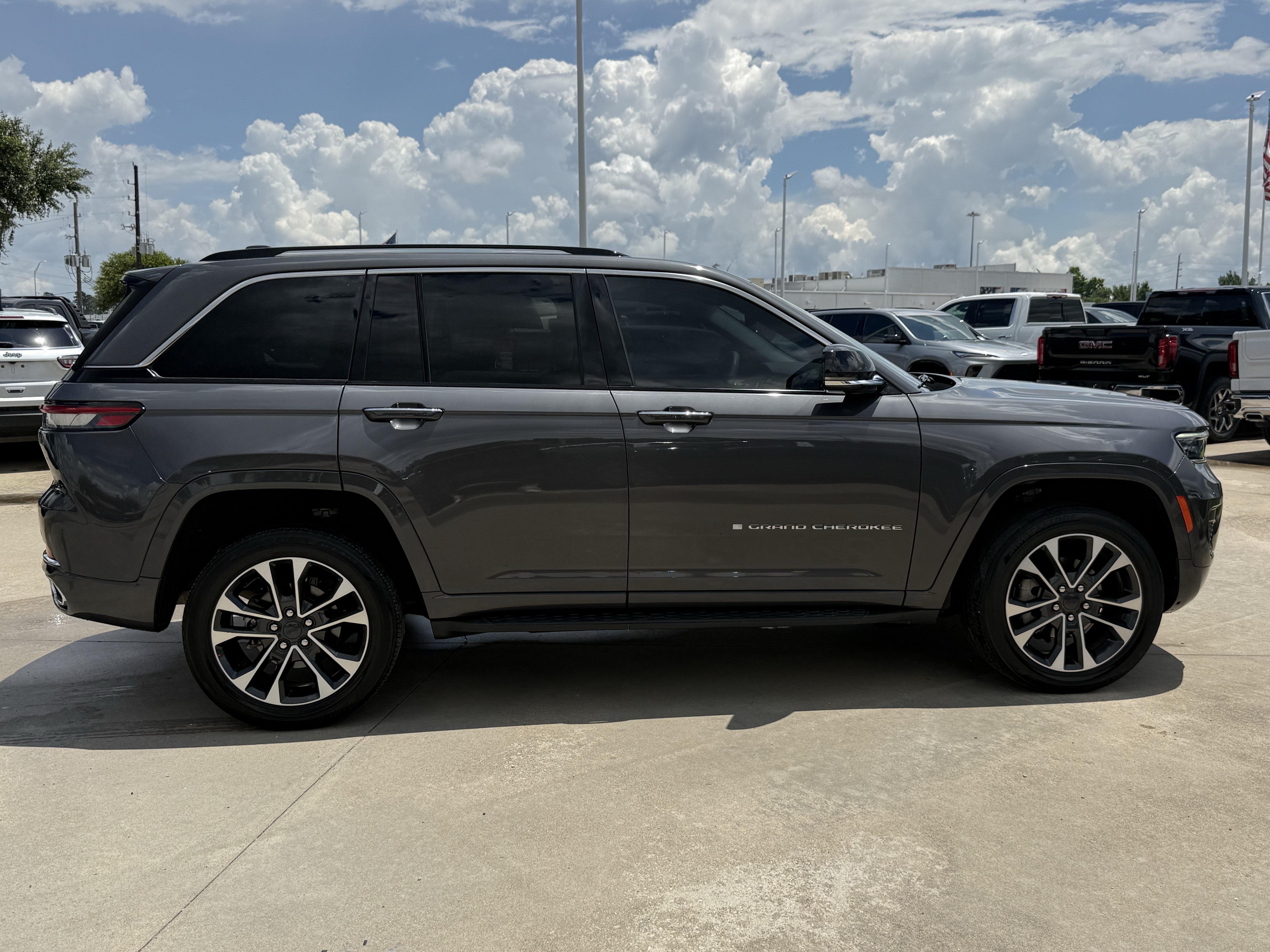 Used 2023 Jeep Grand Cherokee Overland RWD image 3
