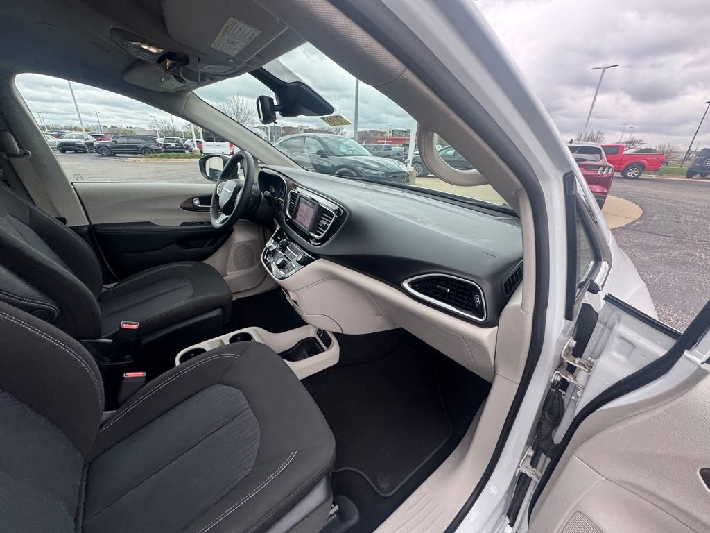 Used 2023 Chrysler Voyager LX FWD image 21