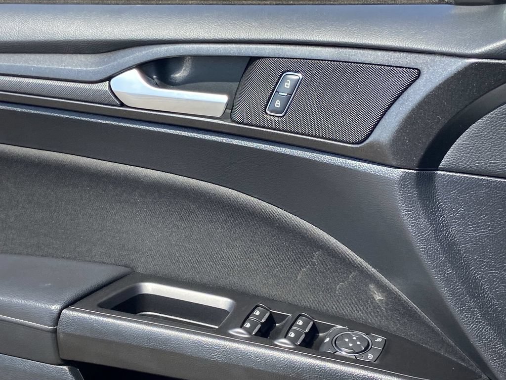 Used 2018 Ford Fusion SE w/ Equipment Group 201A FWD image 19