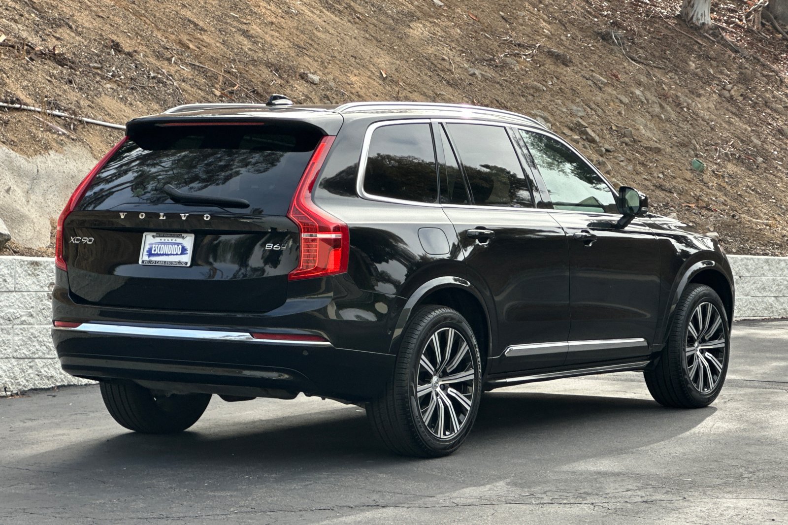 Certified 2025 Volvo XC90 B6 Plus AWD/4WD image 4