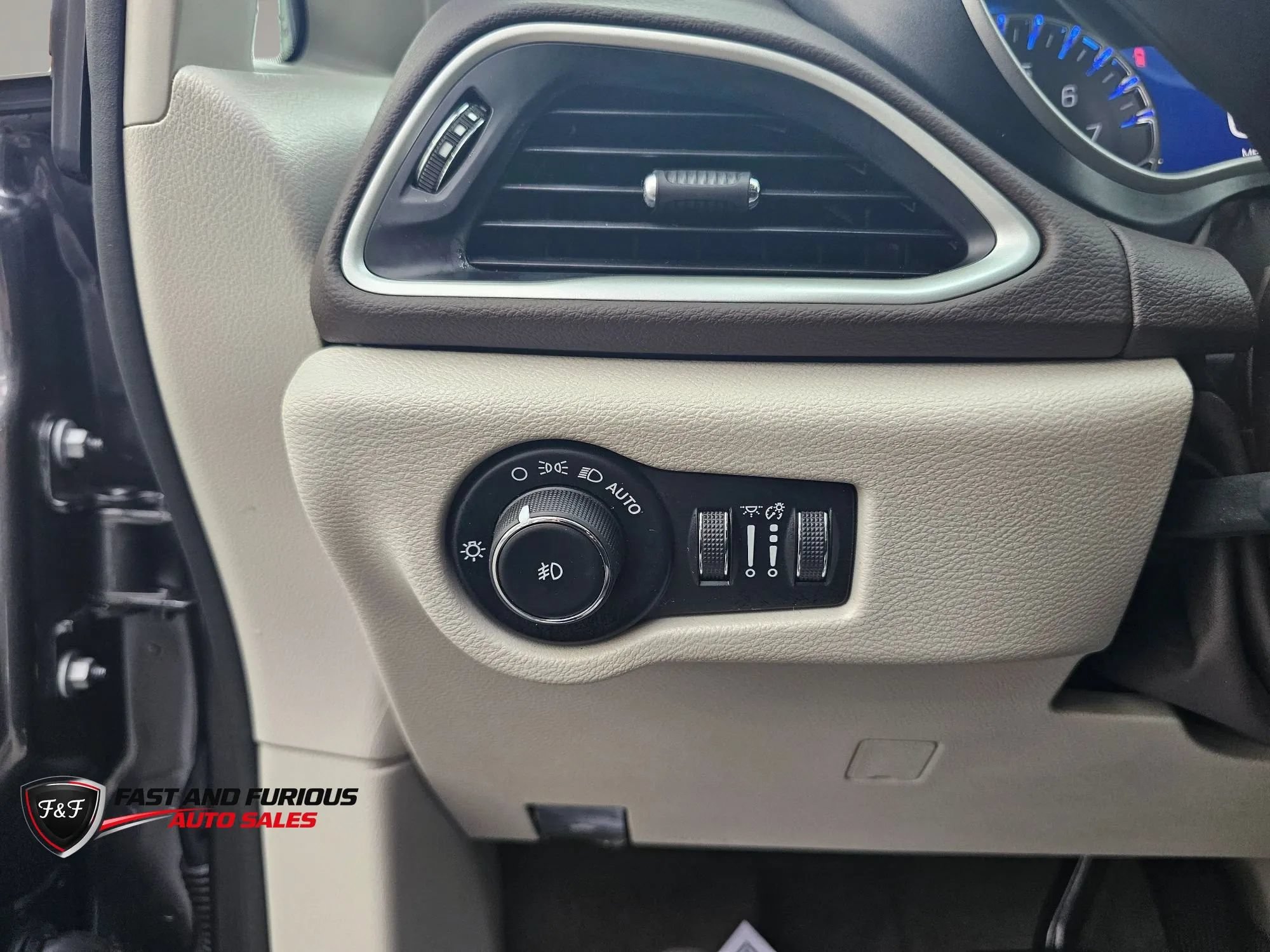 Used 2020 Chrysler Pacifica Touring w/ Advanced Safetytec Group FWD image 37