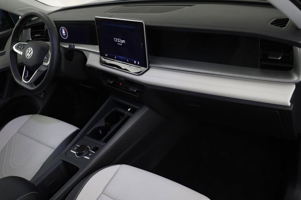Used 2025 Volkswagen Tiguan SE w/ Panoramic Sunroof Package AWD/4WD image 19