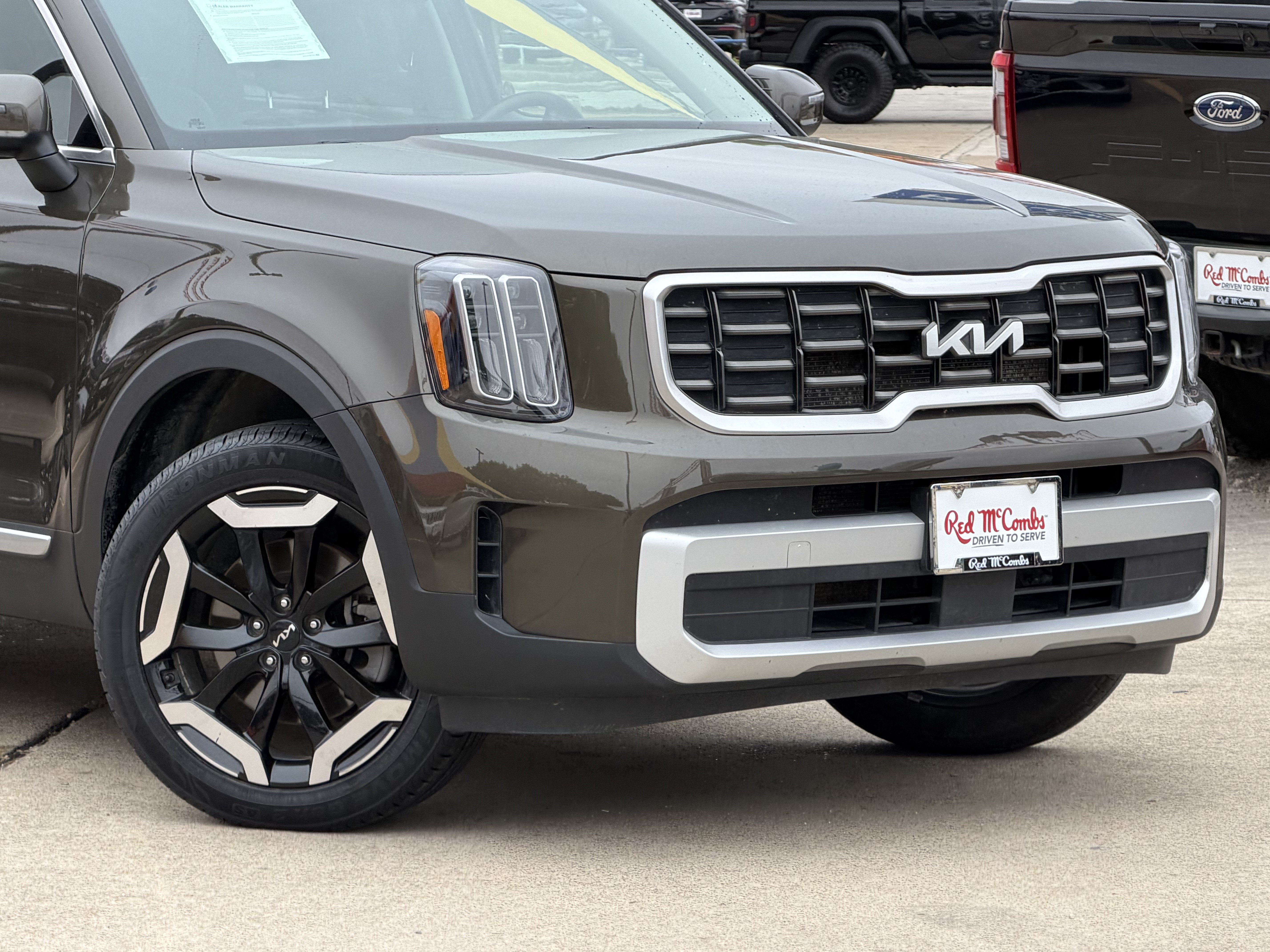 Used 2025 Kia Telluride S FWD image 2