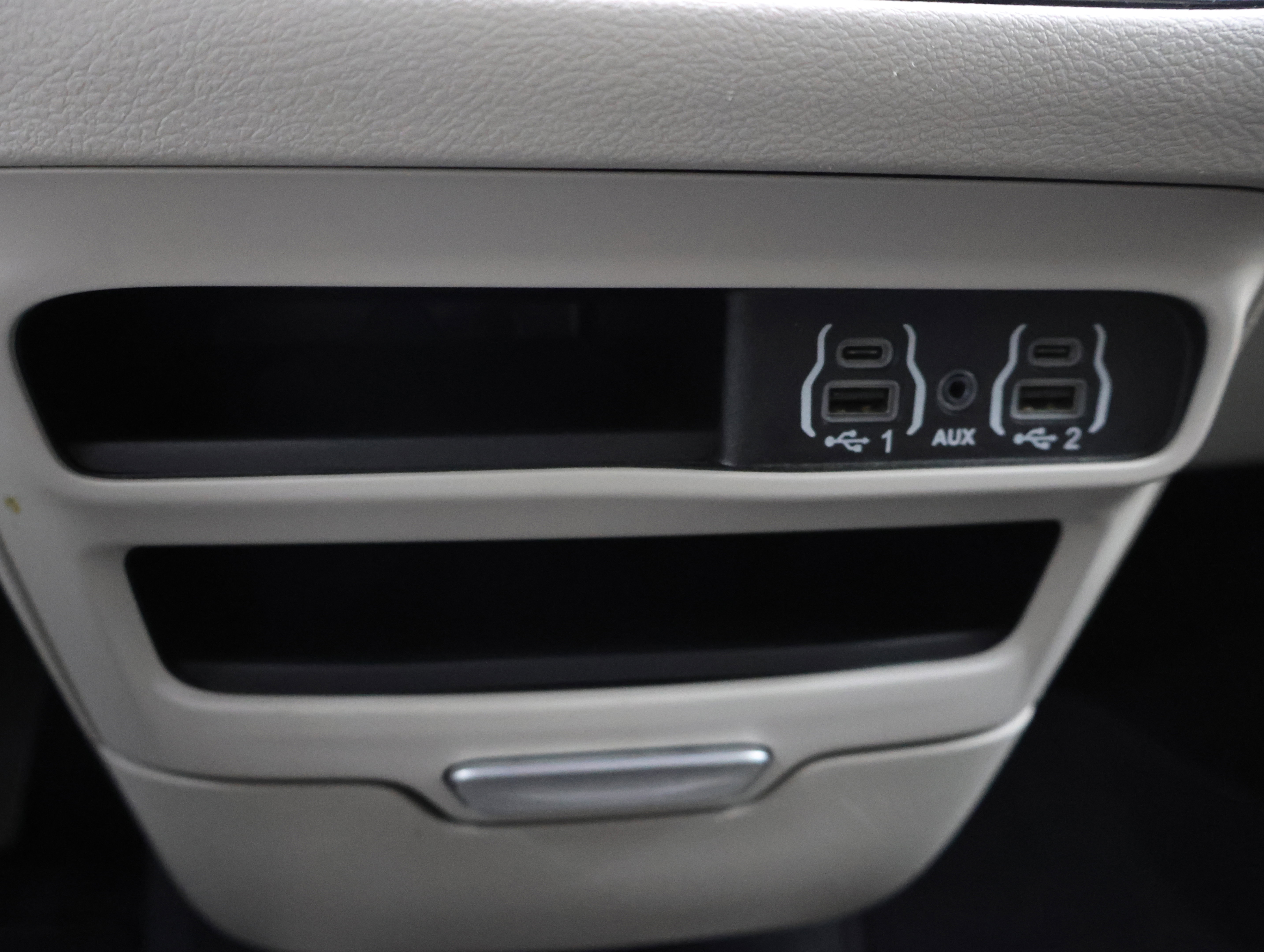 Used 2024 Chrysler Pacifica Touring-L image 48