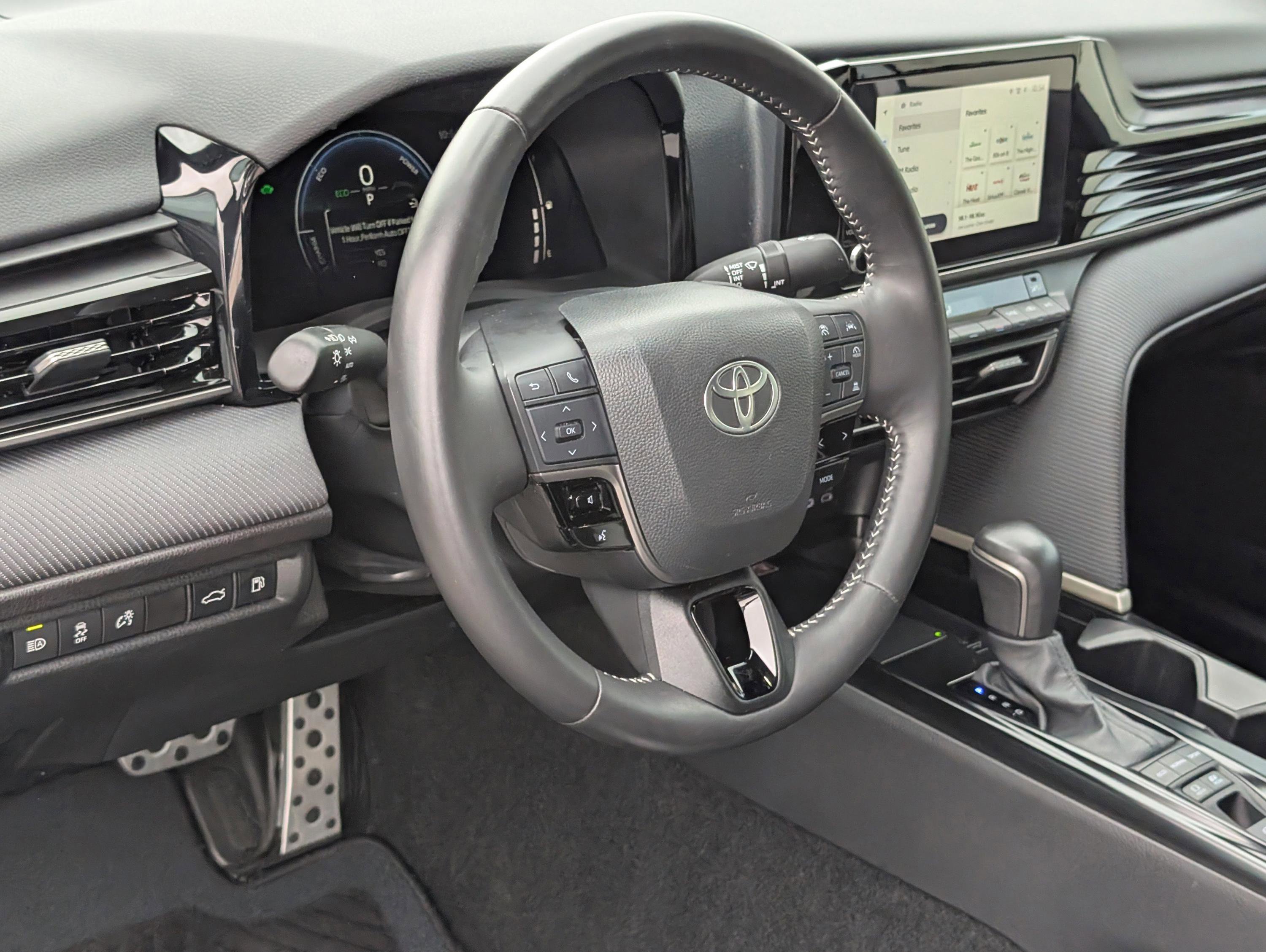 Used 2025 Toyota Camry SE image 13