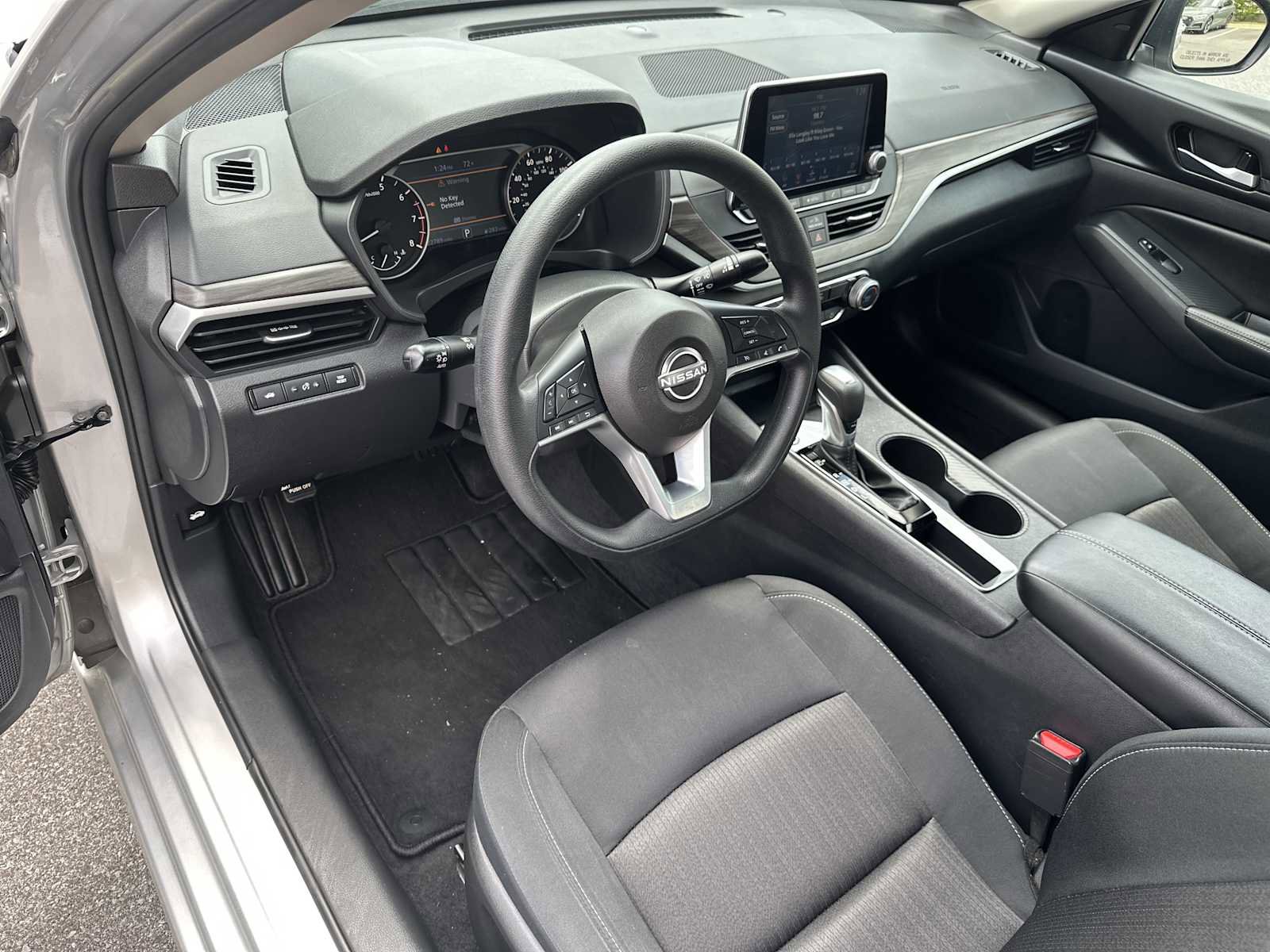 Used 2025 Nissan Altima 2.5 SV FWD image 8