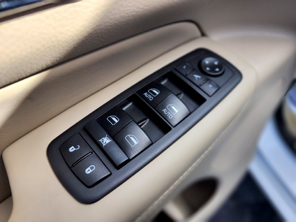 Used 2019 Jeep Grand Cherokee Overland AWD/4WD image 17