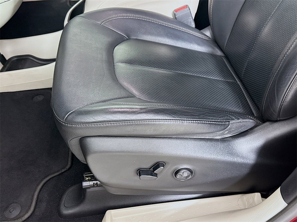 Used 2020 Chrysler Pacifica Touring-L Plus image 22